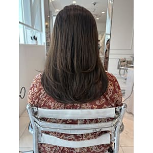 落ち着いたトーンのグレージュ