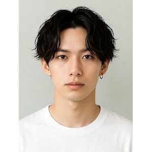 ニュアンスパーマ センターパート ツーブロック 黒髪 20代
