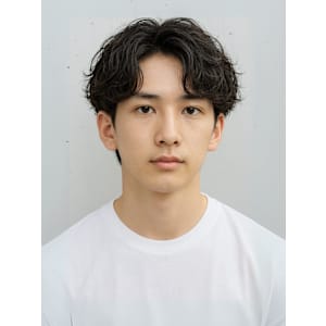 ツイストスパイラルパーマ センターパート 刈り上げ 20代