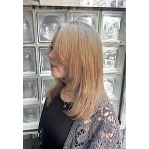 秋の透明感カラーで柔らかく魅せる♪ 顔まわりレイヤースタイル