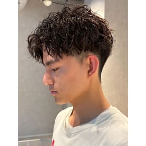 ツイストスパイラルパーマ ツーブロック センターパート 束感