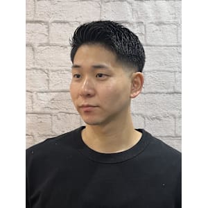 	清潔感と輪郭が引き締まるフェードスタイル