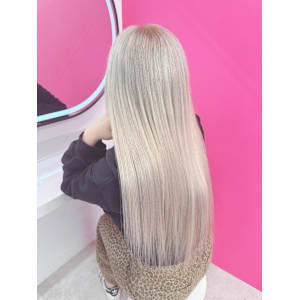 バチバチ透明感！！ツヤ神ホワイトロングヘア！