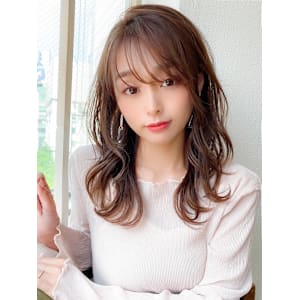 大人かわいいくびれヘアセミロング × ミルクティーベージュ