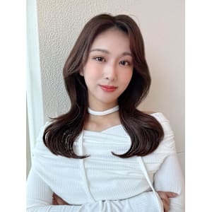 20代30代に人気！後れ毛がかわいい暗髪の韓国風くびれヘア