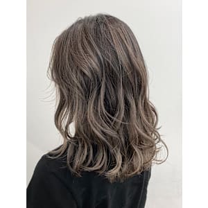 オリーブベージュ