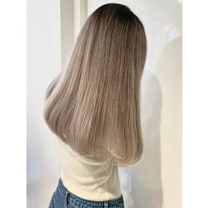 ツヤ感重視！透明感ベージュカラースタイル