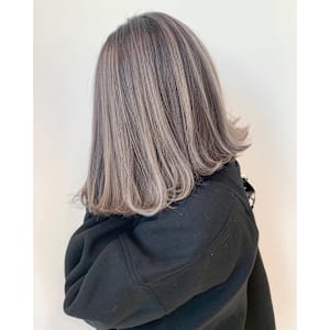 ミルクティーグレージュのグラデーションロブ