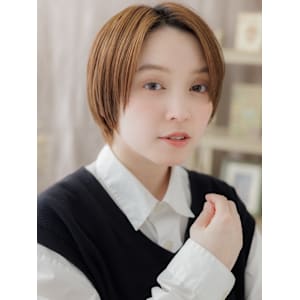 マロンベージュ前髪なしショートマッシュ　ミニマルボブ