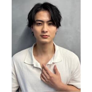 抜け感と動きを活かしたスパイラルセンターパート