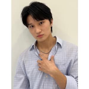 抜け感と動きを活かしたスパイラルセンターパート