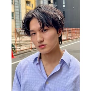 抜け感と動きを活かしたスパイラルセンターパート