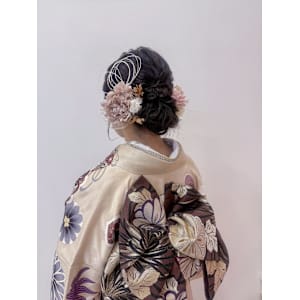 くすみカラーの花飾りで叶う、今っぽ振袖ヘア - EMU international 春日部本店【エムインターナショナル】掲載中