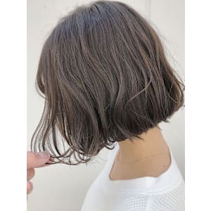 透明感あふれるカラーのオススメスタイル