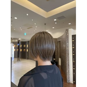 美しいフォルムの丸みショート