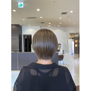 美しいフォルムの丸みショート