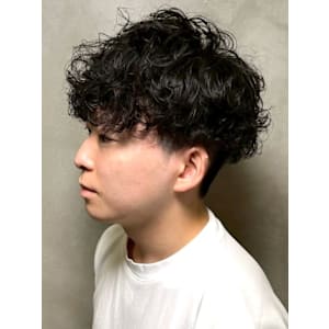 スパイラルパーマ ツーブロックマッシュ カジュアル 20代