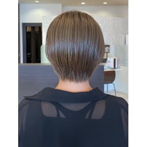 美しいフォルムの丸みショート