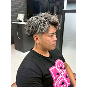 ホワイトメッシュ　ツイストスパイラル　アップバング　刈り上げ