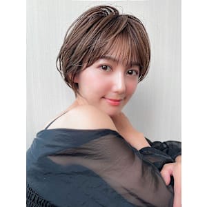 30代40代大人かわいい前髪あり前下がりショートで絶壁解消！