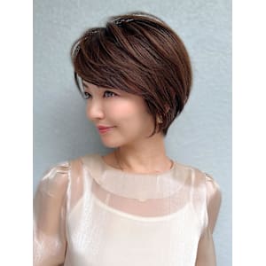 30代40代大人かわいい前髪あり前下がりショートで絶壁解消！