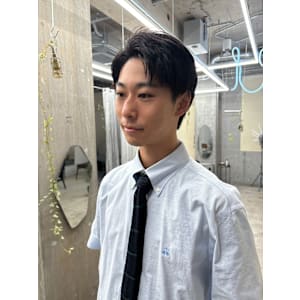 ステップボーンカットメンズヘア/センターパート