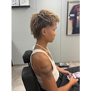 バーバーマレットスタイルハイトーンブリーチカラー/渋谷