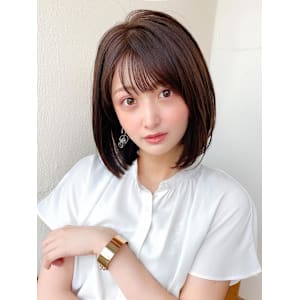 30代40代の明るい白髪染めで垢抜ける結べるレイヤーボブ