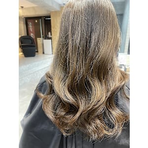 透明感あるオリーブベージュ