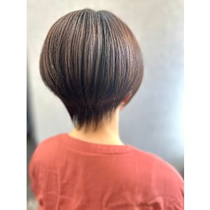 スッキリ見せる襟足長めショート