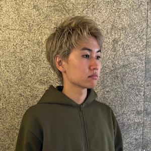 ハイトーン/ブロンド/スパイキーショート/刈り上げなし