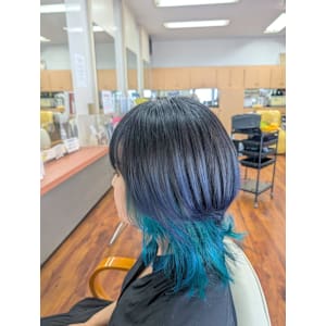 おしゃれなウルフカットと、トレンドのインナーカラーで