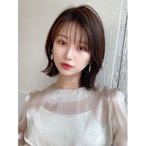 20代30代に人気！後れ毛がかわいい暗髪の韓国風くびれヘア