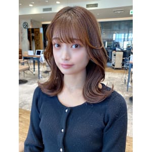 20代30代に人気！後れ毛がかわいい暗髪の韓国風くびれヘア