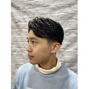 癖毛を活かした七三分けナチュラルショート