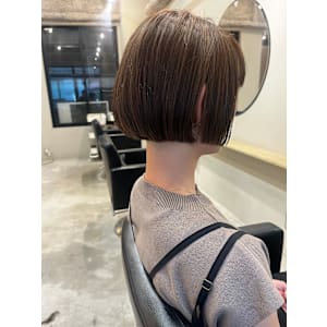 シンプルなボブ。前下がりの大人デザイン。