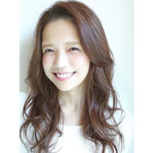 トレンドをおさえたミディアムヘアスタイル