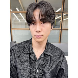 大人男性ニュアンスパーマナチュラルカラー秋メンズパーマ