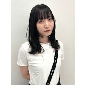 顔まわりレイヤーで抜け感をプラス