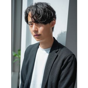 スパイラルパーマ ツーブロック 眉毛カット センターパート