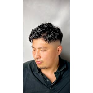 ツーブロックスキンフェードパーマスタイル