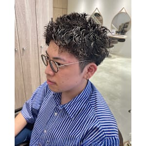 シャープな印象を引き立てるスパイキーパーマ【三軒茶屋】