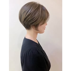 アッシュベージュ ショートレイヤー 丸みボブ ブリーチカラー - Beautissimo 川越【ビューティシモ カワゴエ】掲載中