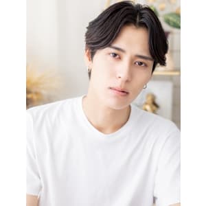 チャコールグレー小顔コンマセンターパート　ツーブロパーマ - COVER HAIR bliss 【カバー ヘア ブリス】川口/ららテラス川口東口駅前店【カバー ヘア ブリス カワグチララテラスカワグチヒガシグチエキマエテン】掲載中