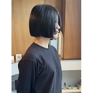 まとまりとツヤのあるタッセルボブ