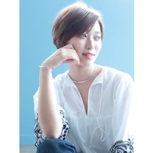 軽やかグレージュのショートボブ