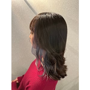 トレンドをおさえたミディアムヘアスタイル