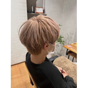 透明感ベージュのマッシュショート