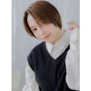 マロンベージュ前髪なしショートマッシュ　シャギーカット