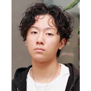 波巻きスパイラルパーマ 束感 センターパート ツーブロック